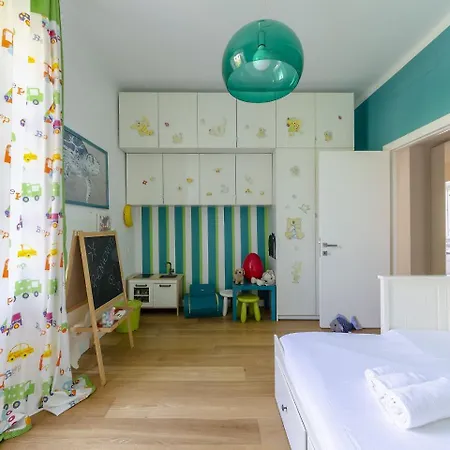 Joivy Family Friendly For 6, Near Royal Palace Museum Apartment Genoa